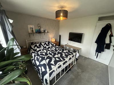 A room is available to rent in a two bedroom house Main Photo