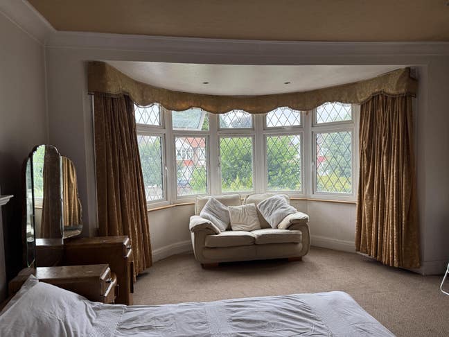 Massive king size room in detached property ealing Main Photo