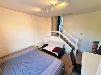 Great Transport Links - Bright & Furnished Double Main Photo