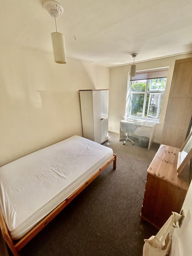 Double Room *All Bills Included* Opposite Station Main Photo