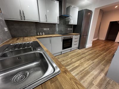 Double room in newly renovated house Main Photo