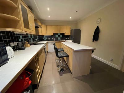 Spacious 3 Bedroom Flat in the West End of Glasgow Main Photo