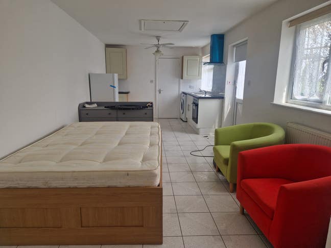 Studio with own living room, kitchen and En-suite  Main Photo