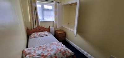 Single Room to rent in a Family house Main Photo