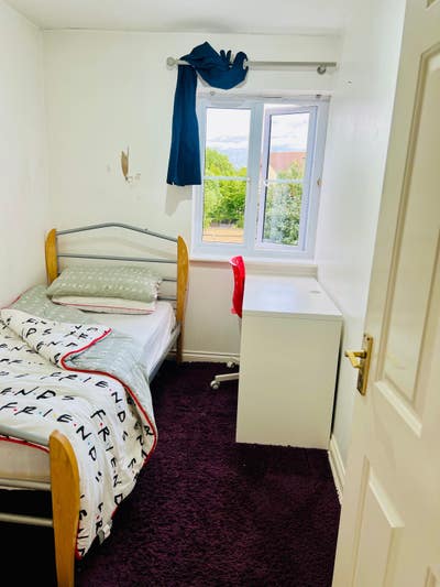 Single Room to let in a quiet household  Main Photo