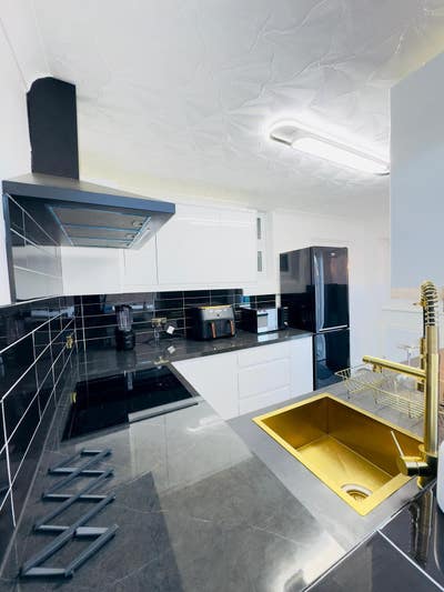 Single Bedroom in a Modern, Well-Maintain Main Photo