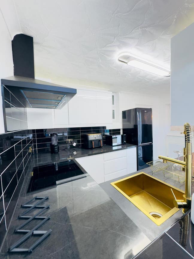 Single Bedroom in a Modern, Well-Maintain Main Photo