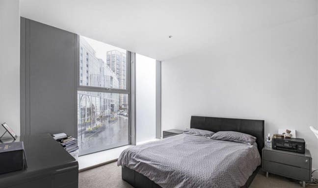 Flatmate wanted in stunning 2B2B flat! Main Photo