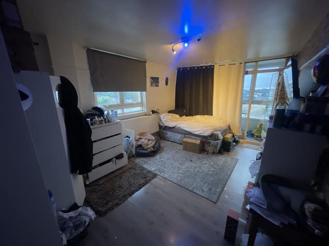 Spacious double bedroom  Main Photo