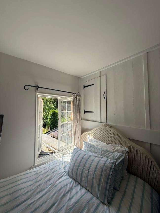 Double bedroom in lovely village Main Photo