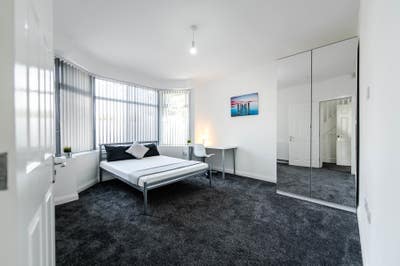 Huge Spacious Room for Professionals  Main Photo