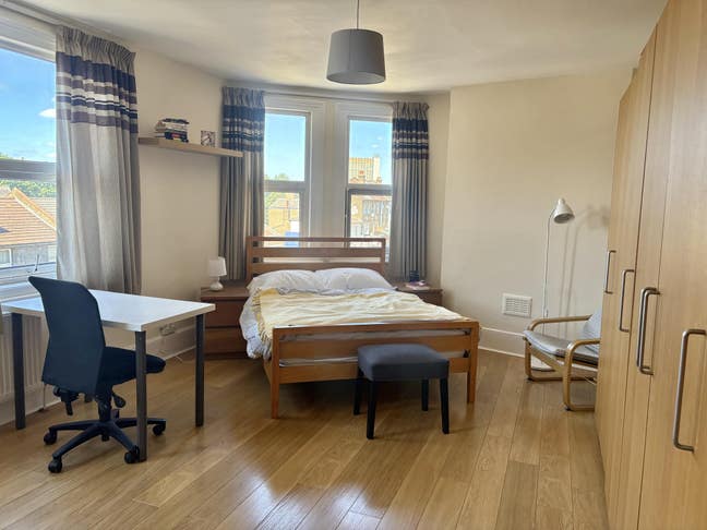 Bright & Huge Double Room in Lovely Lewisham  Main Photo