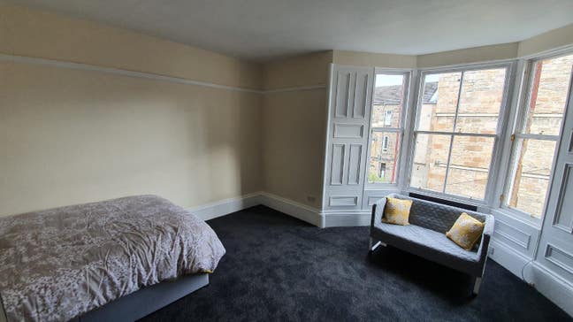 Huge Bedsit Room Available in West End Main Photo