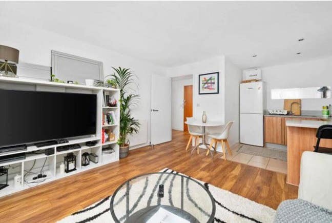 1 Bed - *Balcony* Gym* 24Hr Concierge* Main Photo