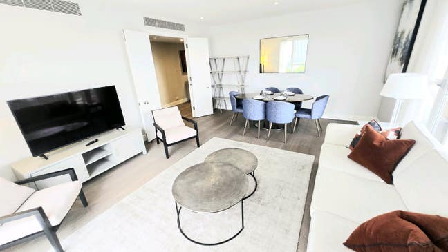 WOW! Luxurious 2 Bedroom Apartment in Canary Wharf Main Photo