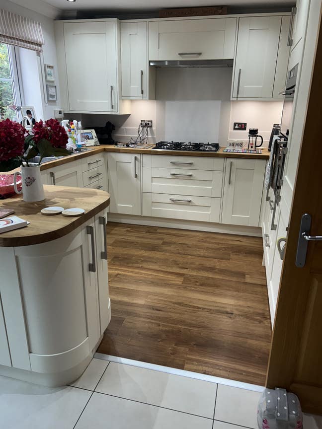 En suite double bedroom in Horley  Main Photo