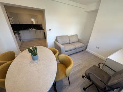 Modern Double Room, Peaceful -&pound;0 Deposit! Main Photo