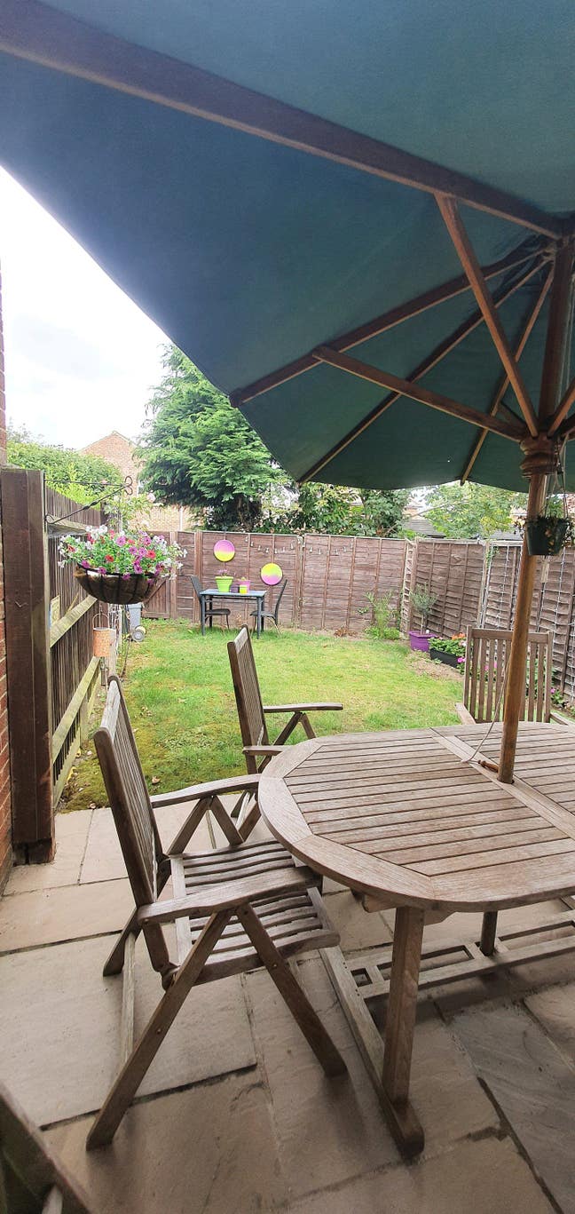 Double bedroom in woking town centre  Main Photo