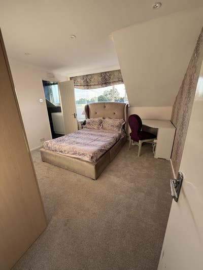  Spacious Double Ensuite Room in Family home Main Photo