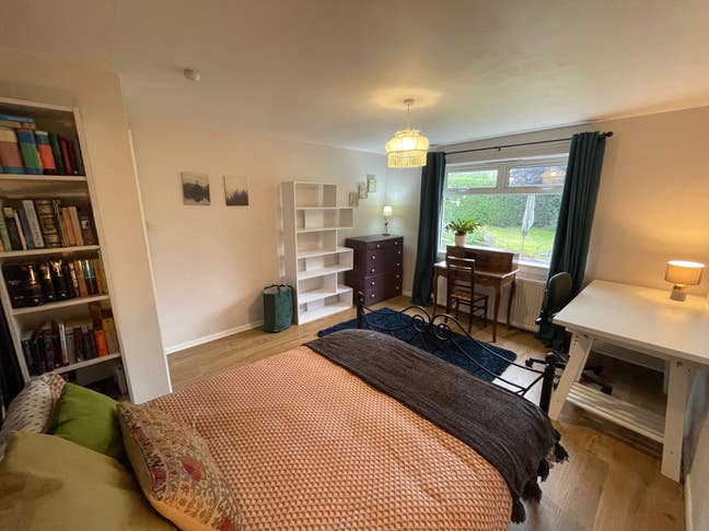 Large quiet double room in willowbrae bungalow Main Photo