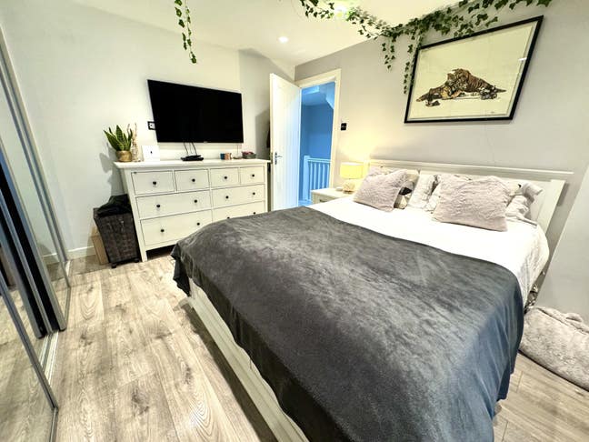 Double with king size bed and Sky tv Main Photo