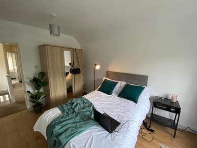 Spacious Room in Best OX1 Location BILLS INC! Main Photo