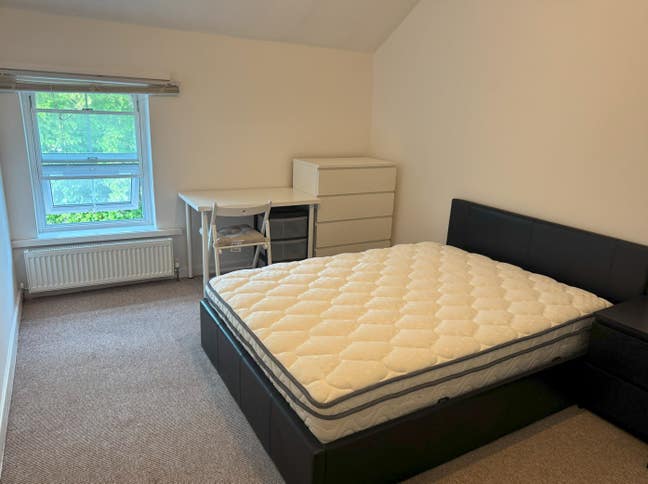 Spacious double bedroom in the heart of Cardiff Main Photo