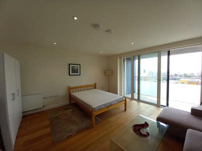 Very big room with balcony in North Greenwich SE10 Main Photo