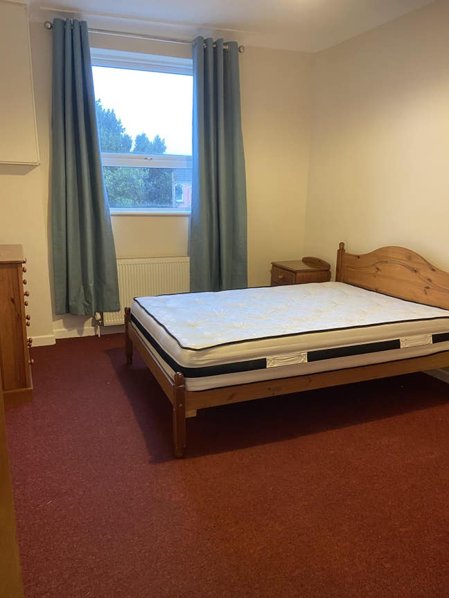 Large furnished Room Main Photo