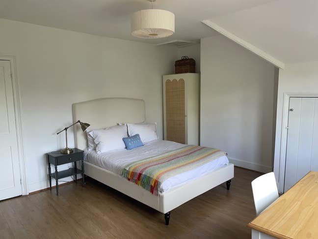 Large double room in family home.   Main Photo