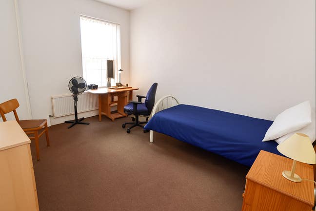 Single room, close to J33 M1, free parking & WiFi Main Photo