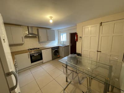 4-Bed Student House – Burley LS6 – Walk to Uni  Main Photo