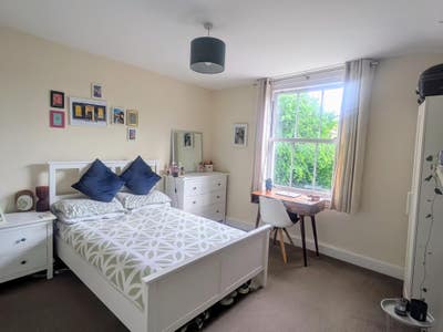 Large double room in spacious Streatham home Main Photo