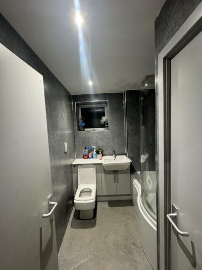 Self-Contained Double Room Bills Included Short L Main Photo
