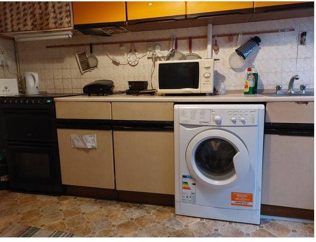 A clean single room available in Basildn Main Photo