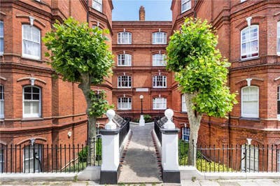 Queens Club Gardens Room in Refurbished Flat Main Photo