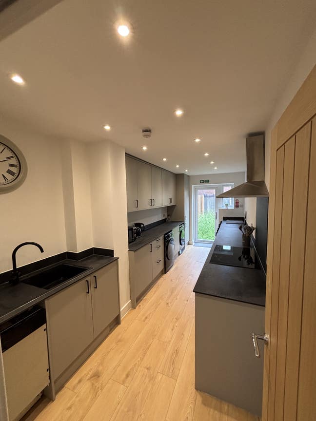 Modern Double Room With Ensuite Available  Main Photo