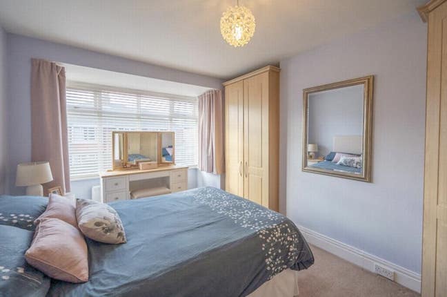 Spacious Double Room in Modern 3-Bed Semi  Main Photo
