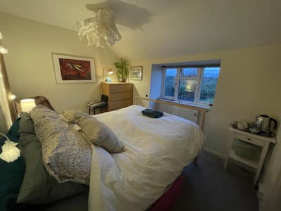 Double with ensuite. 10 mins to Pinewood Main Photo