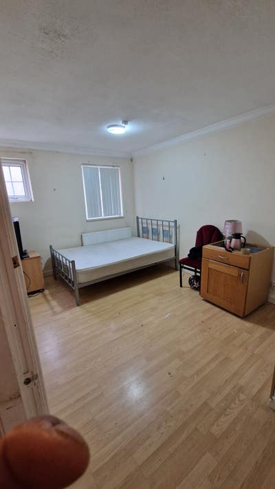 1 bedroom in 3 bedroom house close to city centre  Main Photo