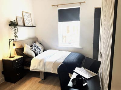 Brand New Professional Houseshare-available now!  Main Photo