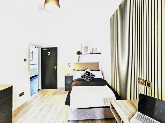 1 room - professional houseshare /private offsuite Main Photo