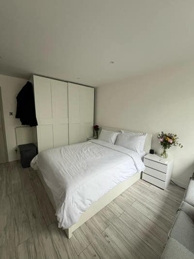 Large double room with en-suite toilet and garden Main Photo
