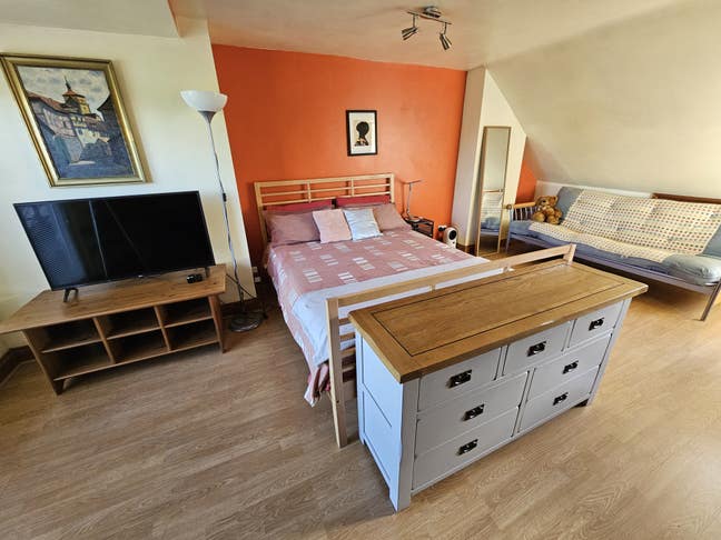 Bright Spacious Double Loft Room with En Suite Main Photo