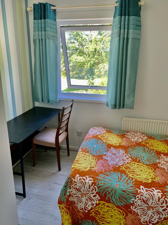 Nice room with parking by JP Morgan and Hospital  Main Photo