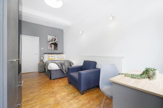 Ealing 74 - Beautiful Home & Garden *Reduced Rent* Main Photo