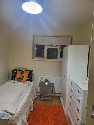 Singles room for rent Main Photo