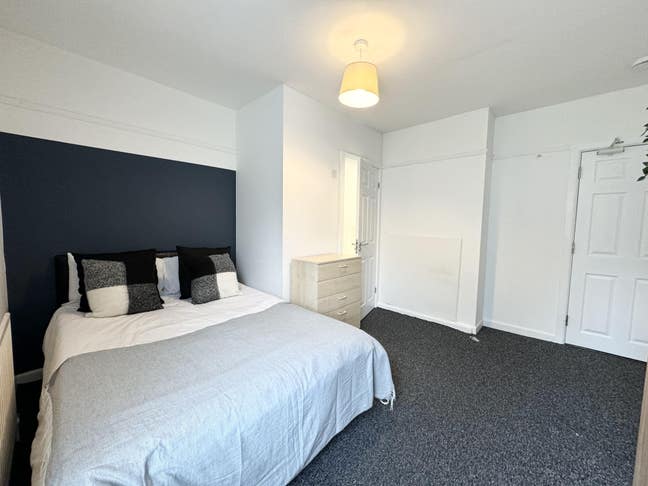2 En-suite Rooms Polygon SO15 1st August Main Photo