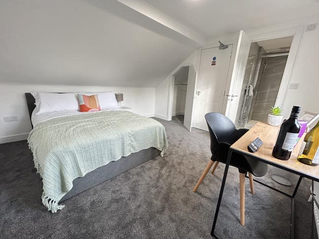 Beautifully Designed En-Suite Room  Main Photo