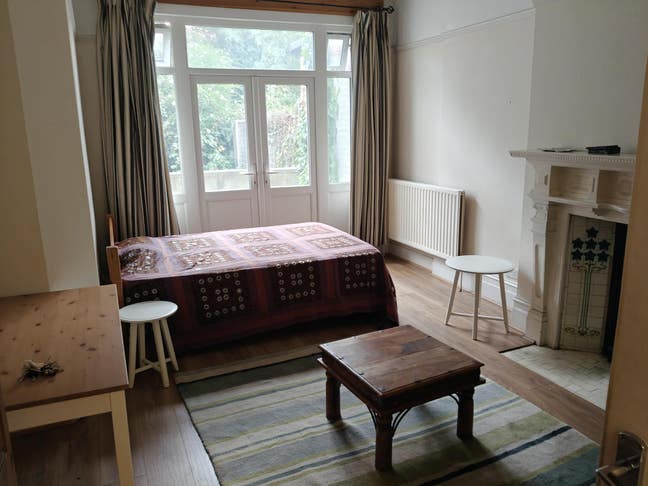  Very Very  Large Room with patio  Ealing Common Main Photo